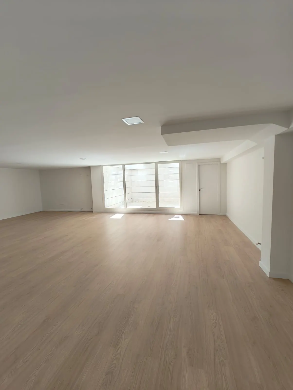 Garaje transformado en una vivienda luminosa tras la reforma